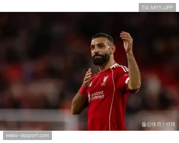 场边一幕：利物浦助教通过平板电脑向萨拉赫展示对手中卫与边卫间暴露的空当